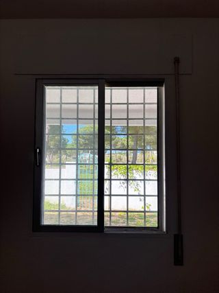Ventana con persiana y mosquitera Una puerta