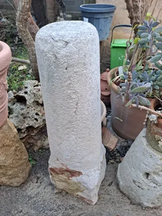 Bonito pilón de piedra de 97 cm de altúra