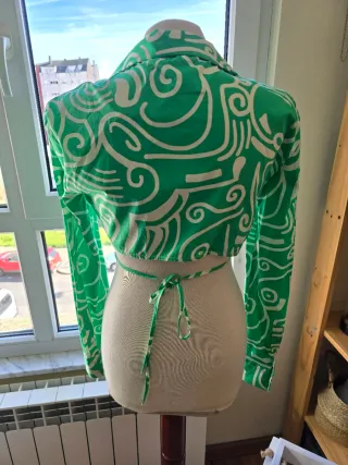 Blusa crop asimmetrica Zara verde