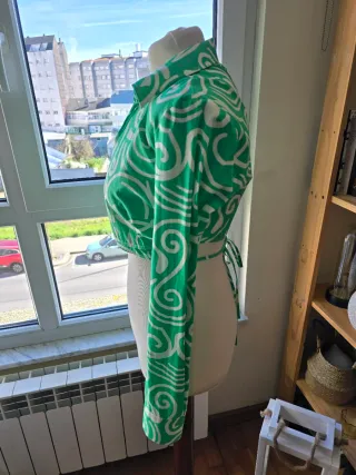 Blusa crop asimmetrica Zara verde