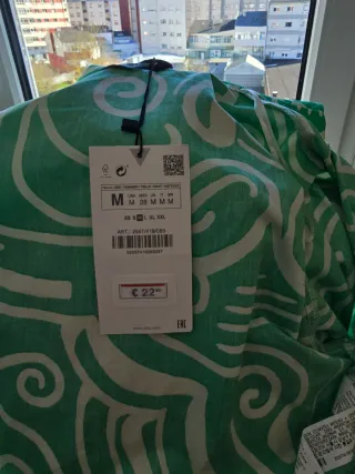 Blusa crop asimmetrica Zara verde