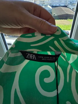 Blusa crop asimmetrica Zara verde