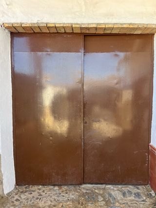 Puerta de garaje marrón