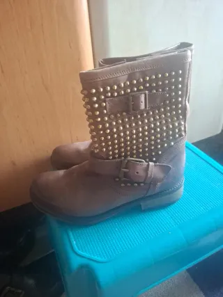 Botines de piel con tachuelas doradas
