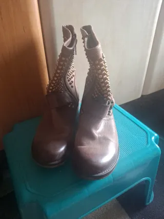 Botines de piel con tachuelas doradas