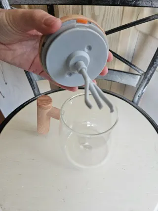 Taza mezcladora de vidrio con mango de madera