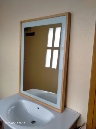 Mueble de baño con lavabo y espejo