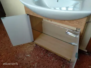 Mueble de baño con lavabo y espejo