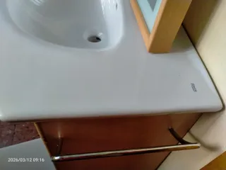 Mueble de baño con lavabo y espejo