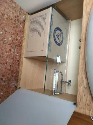 Mueble de baño con lavabo y espejo