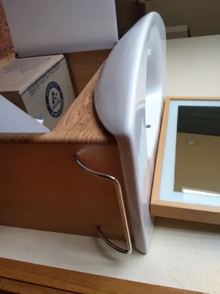 Mueble de baño con lavabo y espejo