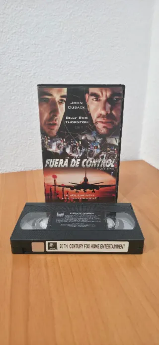 2 Películas VHS: Tres Fugitivos y Fuera de Control
