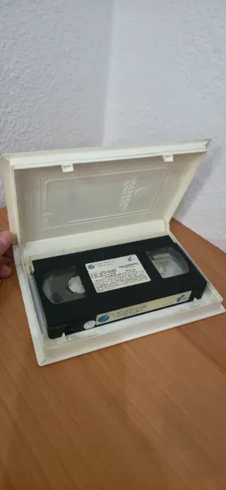 2 Películas VHS: Tres Fugitivos y Fuera de Control