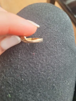 Anillo dorado con piedra