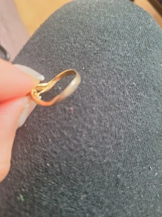 Anillo dorado con piedra