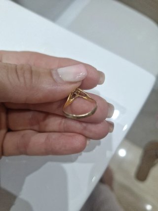 Anillo dorado con piedra