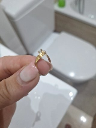 Anillo dorado con piedra
