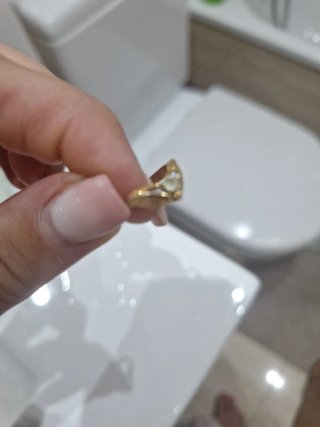 Anillo dorado con piedra