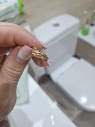 Anillo dorado con piedra