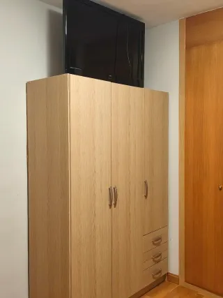 Armario de madera color beige y marrón