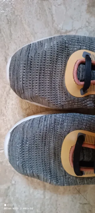 Zapatillas deportivas grises y rosas