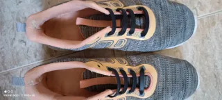 Zapatillas deportivas grises y rosas