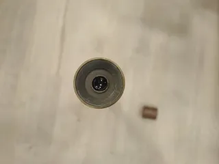 Catalejo de metal con funda de cuero