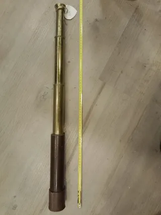 Catalejo de metal con funda de cuero