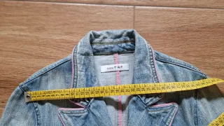 Cazadora vaquera Zara con ribete rosa