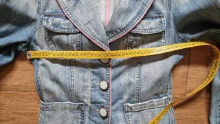 Cazadora vaquera Zara con ribete rosa