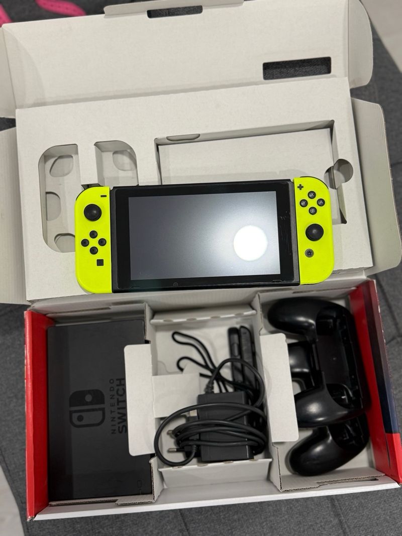 Nintendo Switch V2 - Excelente estado afbeelding 2