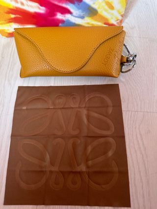 Funda gafas piel Loewe amarilla