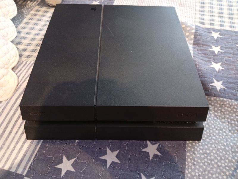 PS4 (PlayStation 4) Negra + Mando y Cascos