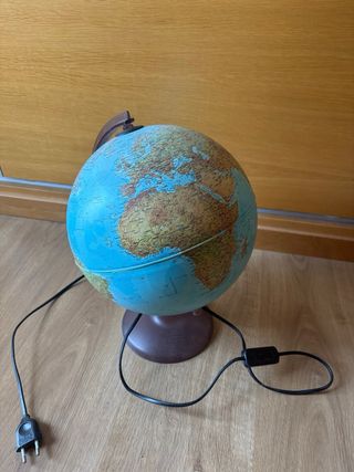 Globo terráqueo con luz