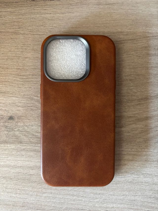 Funda móvil efecto piel marrón Iphone 16 Pro