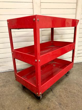 Carro industrial vintage mecánico rojo