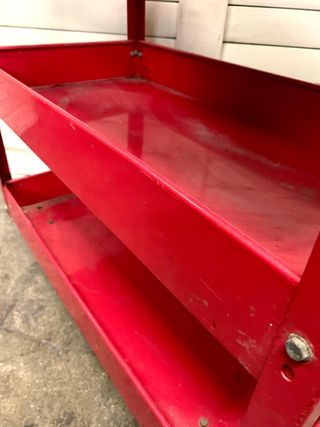 Carro industrial vintage mecánico rojo