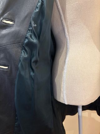 Levita de piel negra Talla S