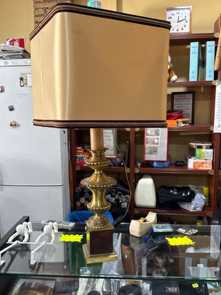 Lámpara de mesa dorada con pantalla