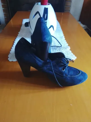 Zapatos de tacón ante color azul marino.