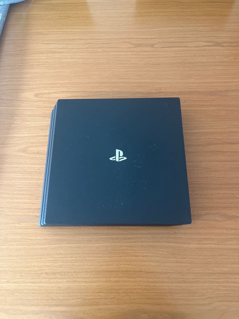PlayStation 4 Pro 1TB Negra + mando