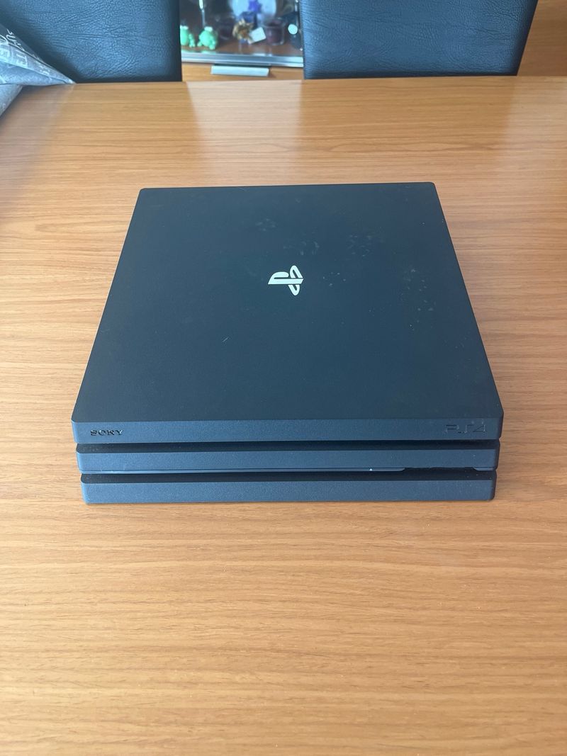 PlayStation 4 Pro 1TB Negra + mando afbeelding 2