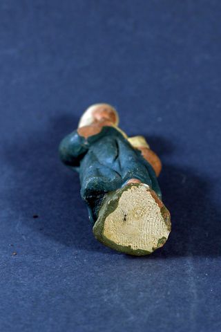 FIGURA ANTIGUA EN BARRO DE MÚSICO CON ZAMBOMBA.
