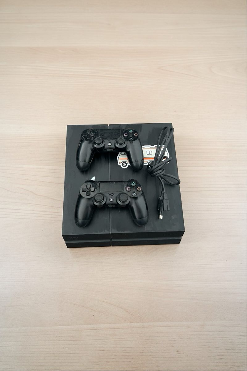 PS4 (PlayStation 4) Negra + 2 Controles