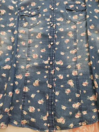 Camisa vaquera floral azul y rosa