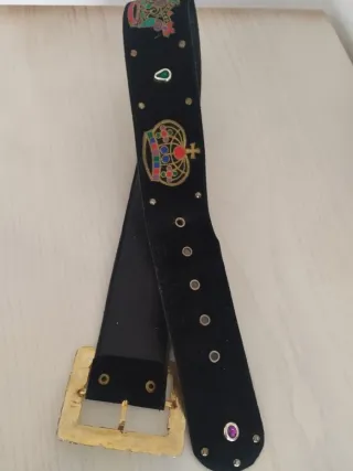 Cinturón Negro con Hebilla Dorada