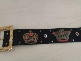 Cinturón Negro con Hebilla Dorada