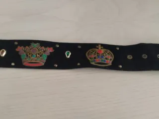 Cinturón Negro con Hebilla Dorada