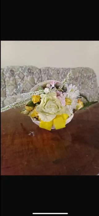 Conchiglia decorativa con fiori finti