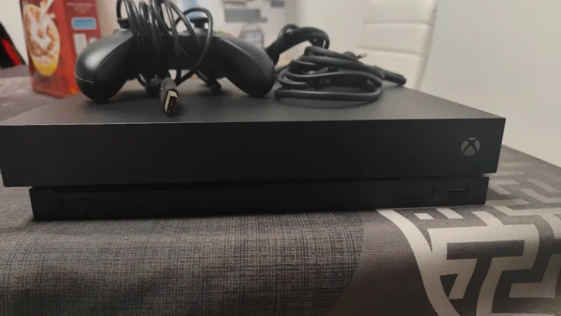Xbox One X 1TB Negra + Mando afbeelding 2